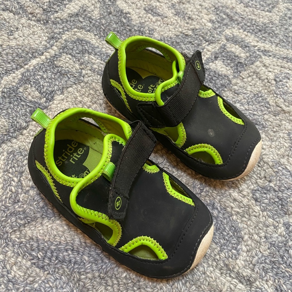 Stride Rite Shoes 💚🖤